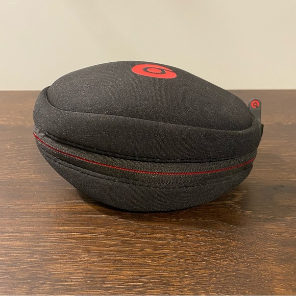 Beats Solo 2 Wired Headphones & Case - Picture 7 of 8